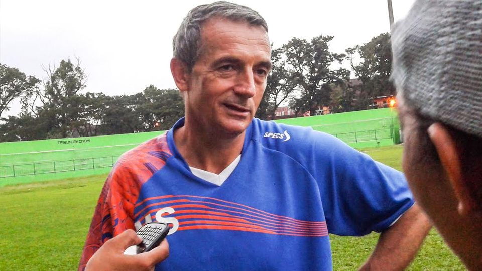 Milomir Seslija, pelatih Arema Cronus. Copyright: &copy; Ian/Indosport
